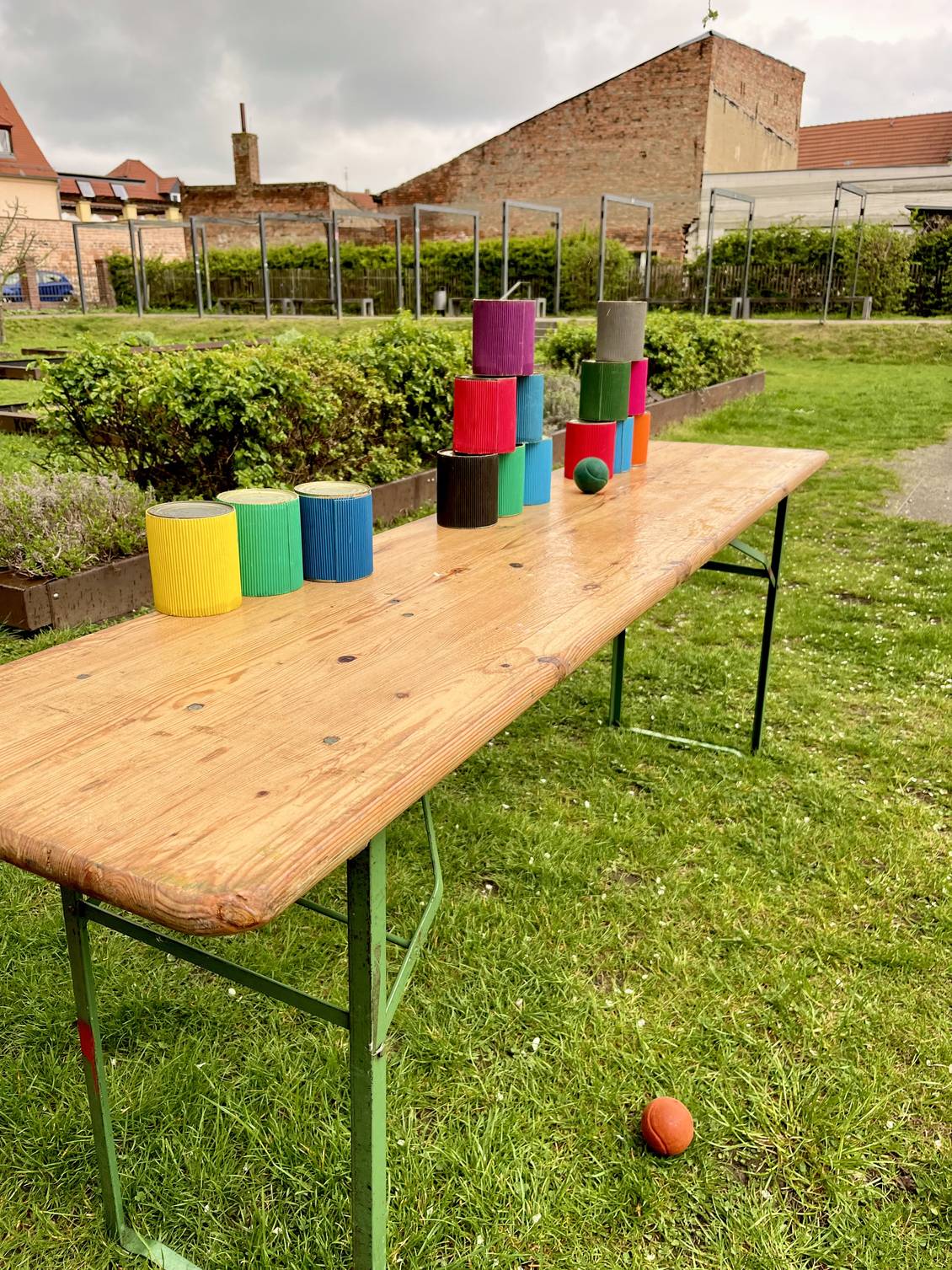 Das Foto zeigt gestapelte bunte Blechdosen auf einem Tisch.