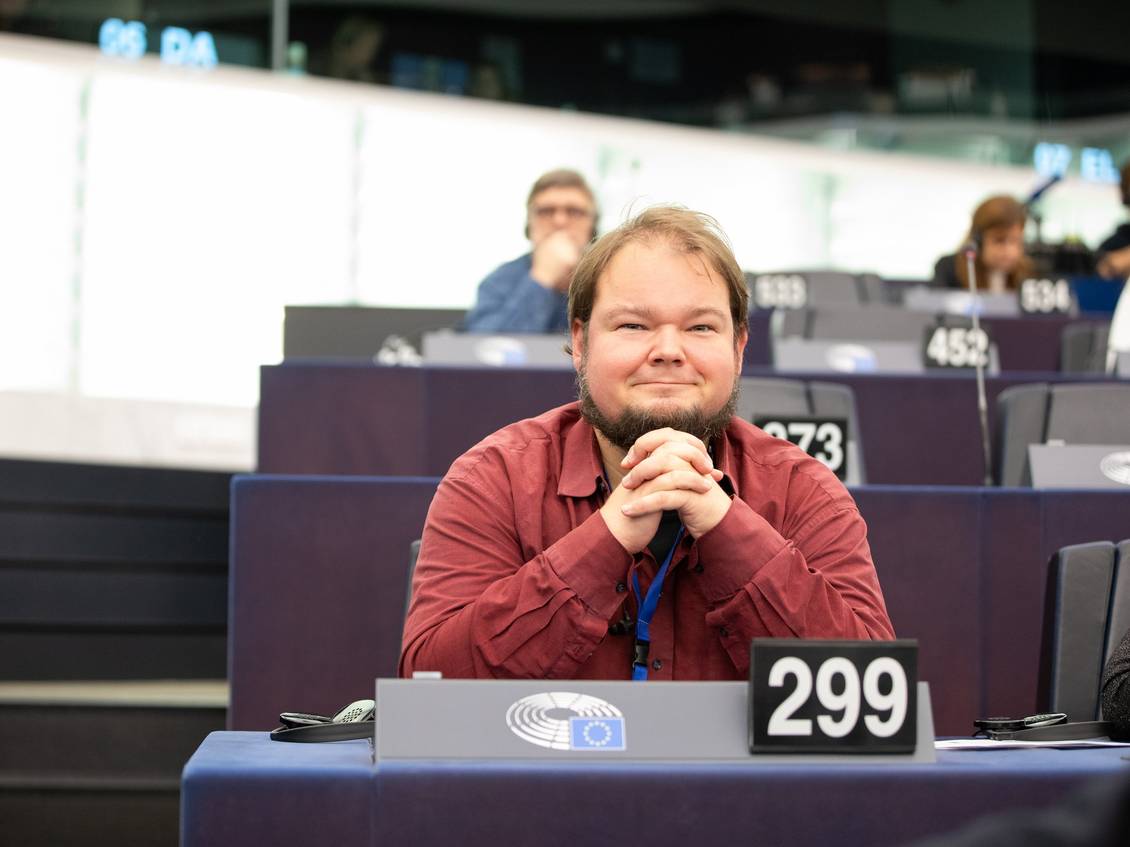 Da Foto zeigt Martin Günther im Sitzungssaal des Europäischen Parlaments in Straßburg.