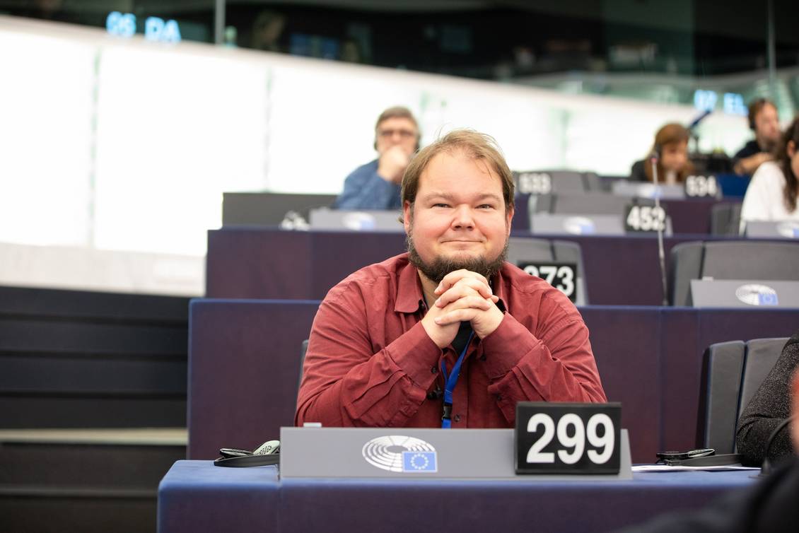 Da Foto zeigt Martin Günther im Sitzungssaal des Europäischen Parlaments in Straßburg.