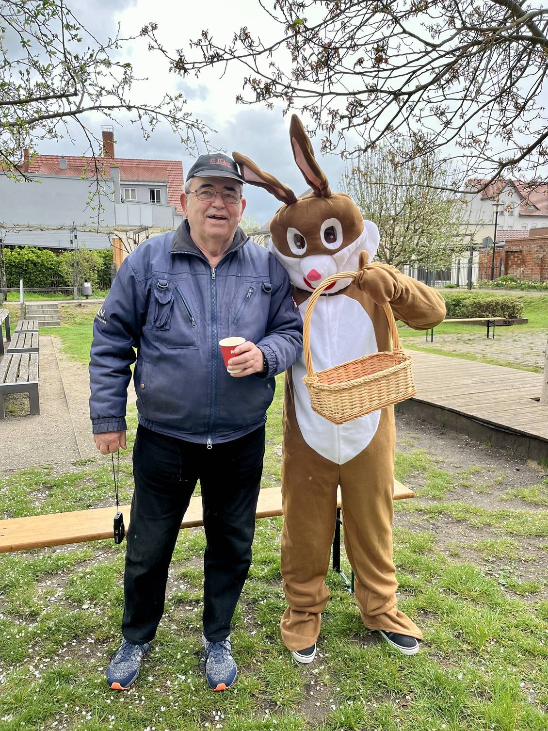 Das Foto zeigt zwei Menschen, einen davon in einem Osterhasenkostüm.