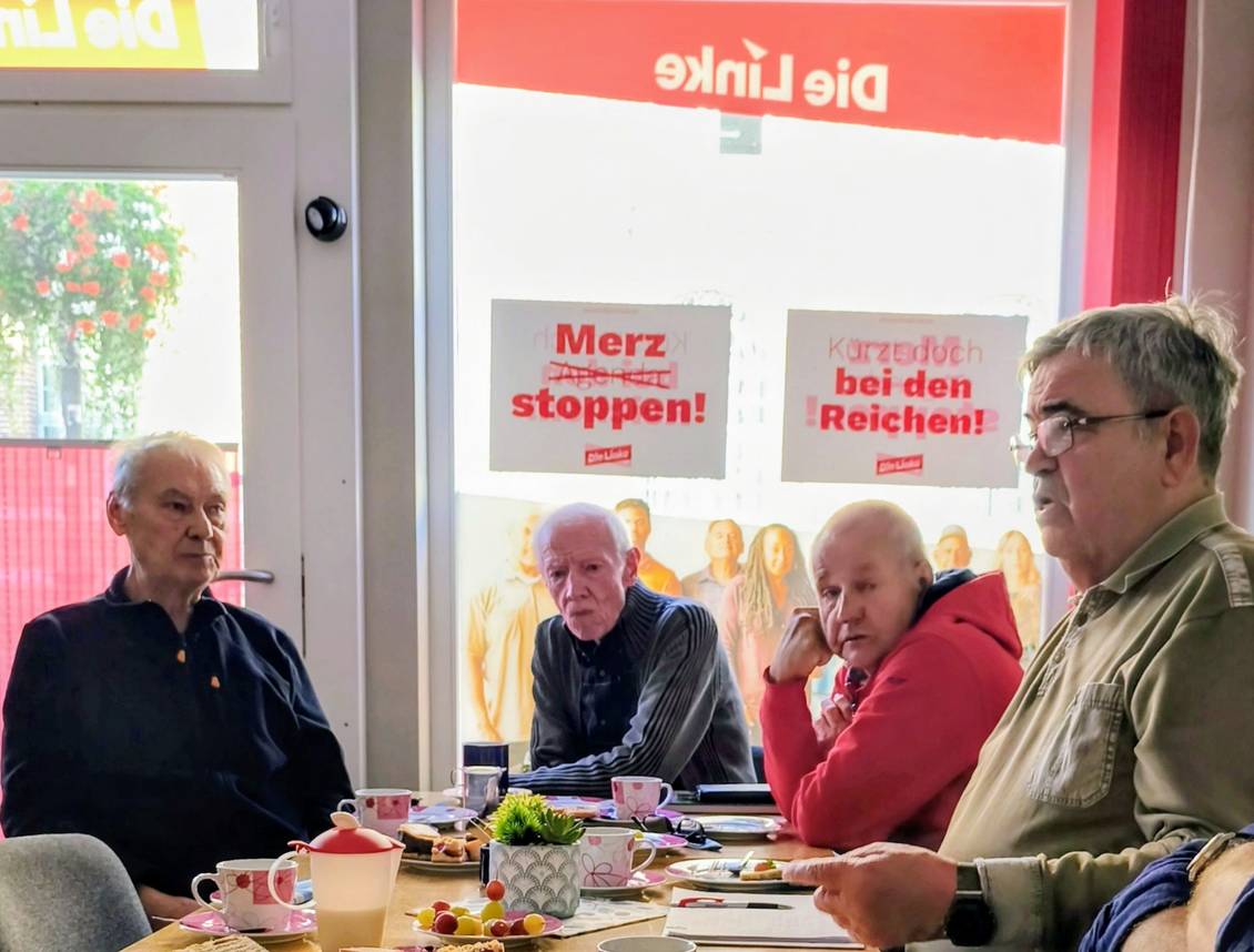 Das Foto zeigt mehrere Personen in einem Raum.