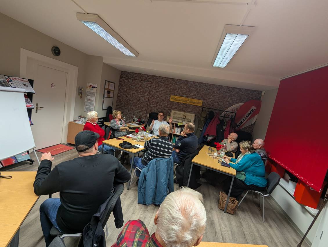 Das Foto zeigt mehrere Personen im Büro der Linken in Jüterbog.
