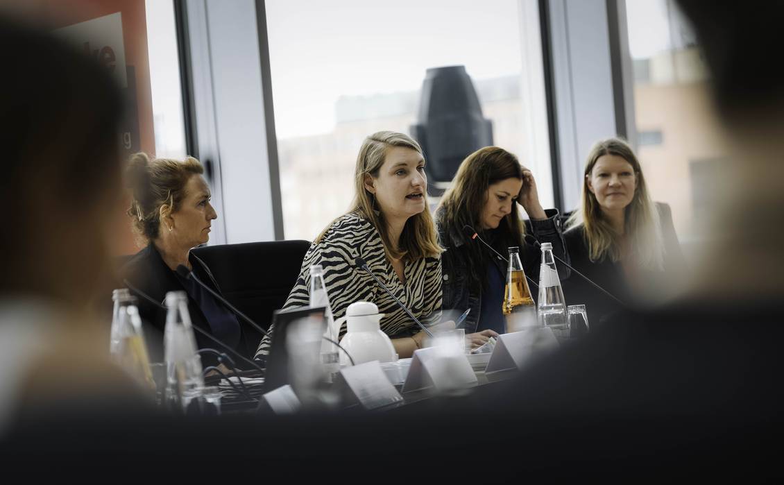 Das Foto zeigt mehrere Personen in einem Ausschusssaal des Bundestages in Berlin. 